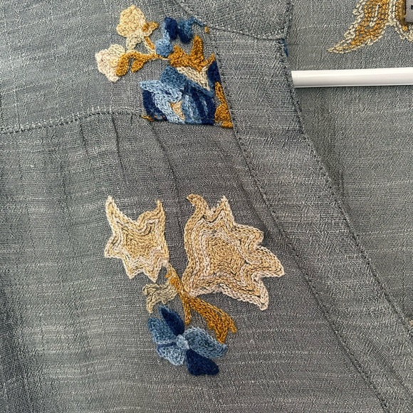 Floral Embroidered Button-Up Tunic - Picture 5 of 8